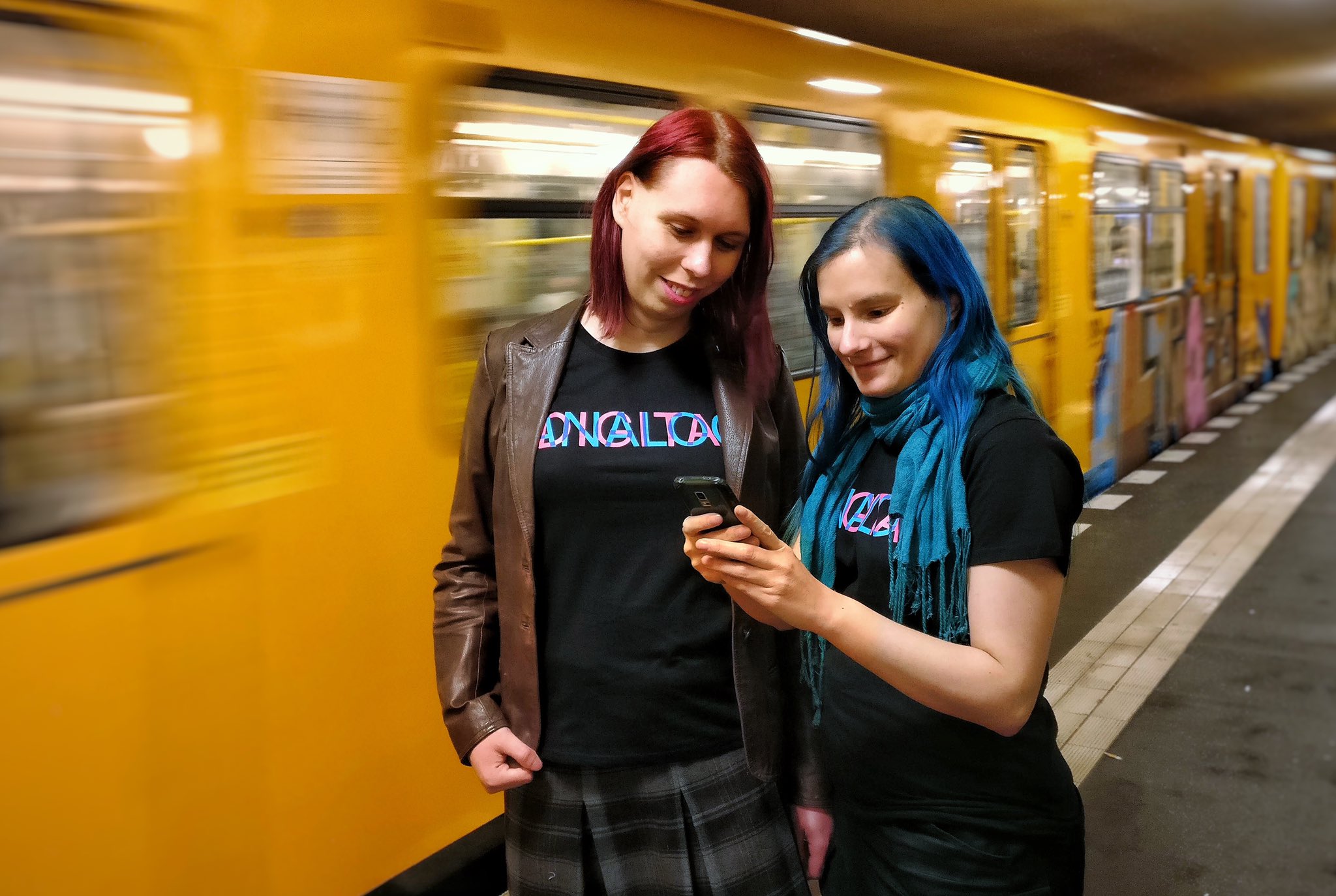Lena und Kirstin vor der Berliner U-Bahn